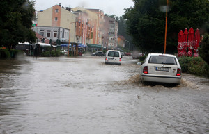 Poplave u BiH: U Lukavcu poplavljeni deseci objekata, ulice pod