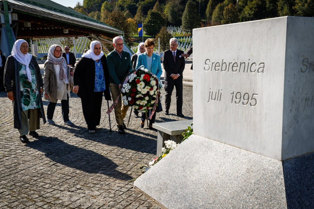 Senatori SAD-a U Potočarima: Mi Podržavamo BiH I Ta Podrška Je Sve Veća ...